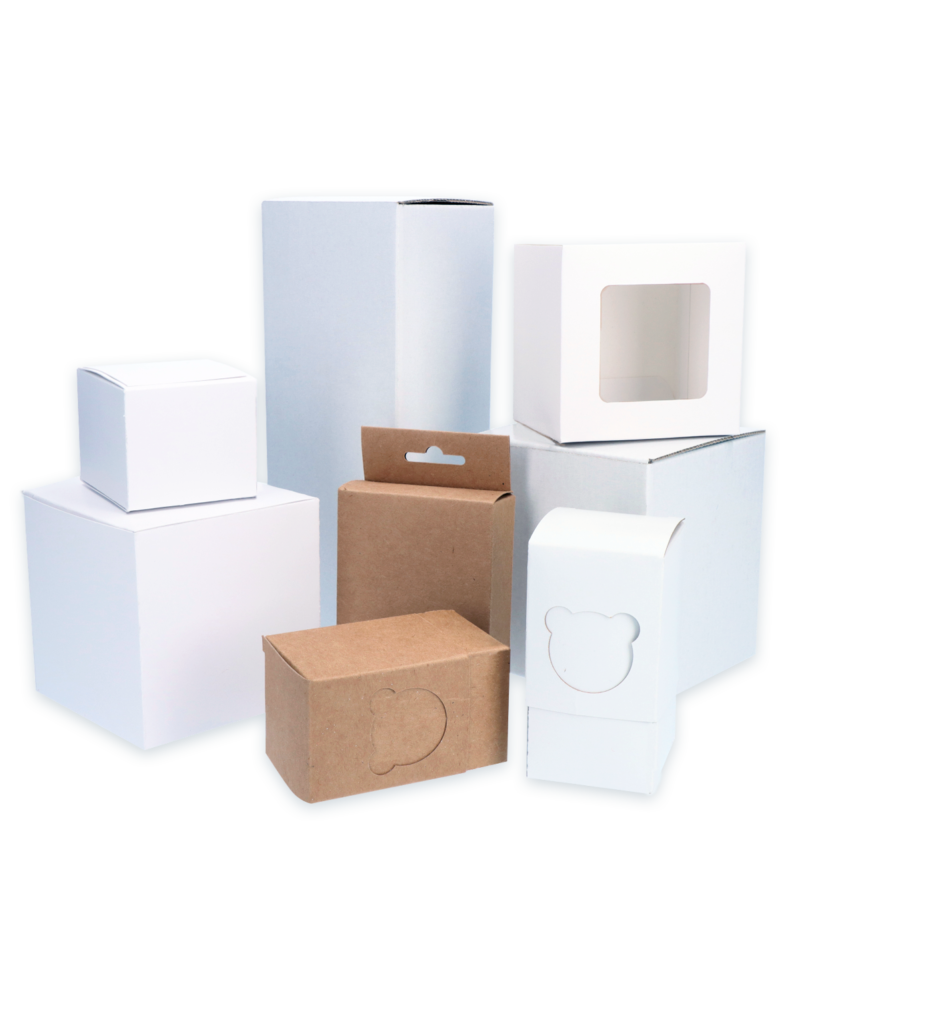 Gruppe aus weißen und braunen Faltschachteln in unterschiedlichen Größen und Ausführungen.